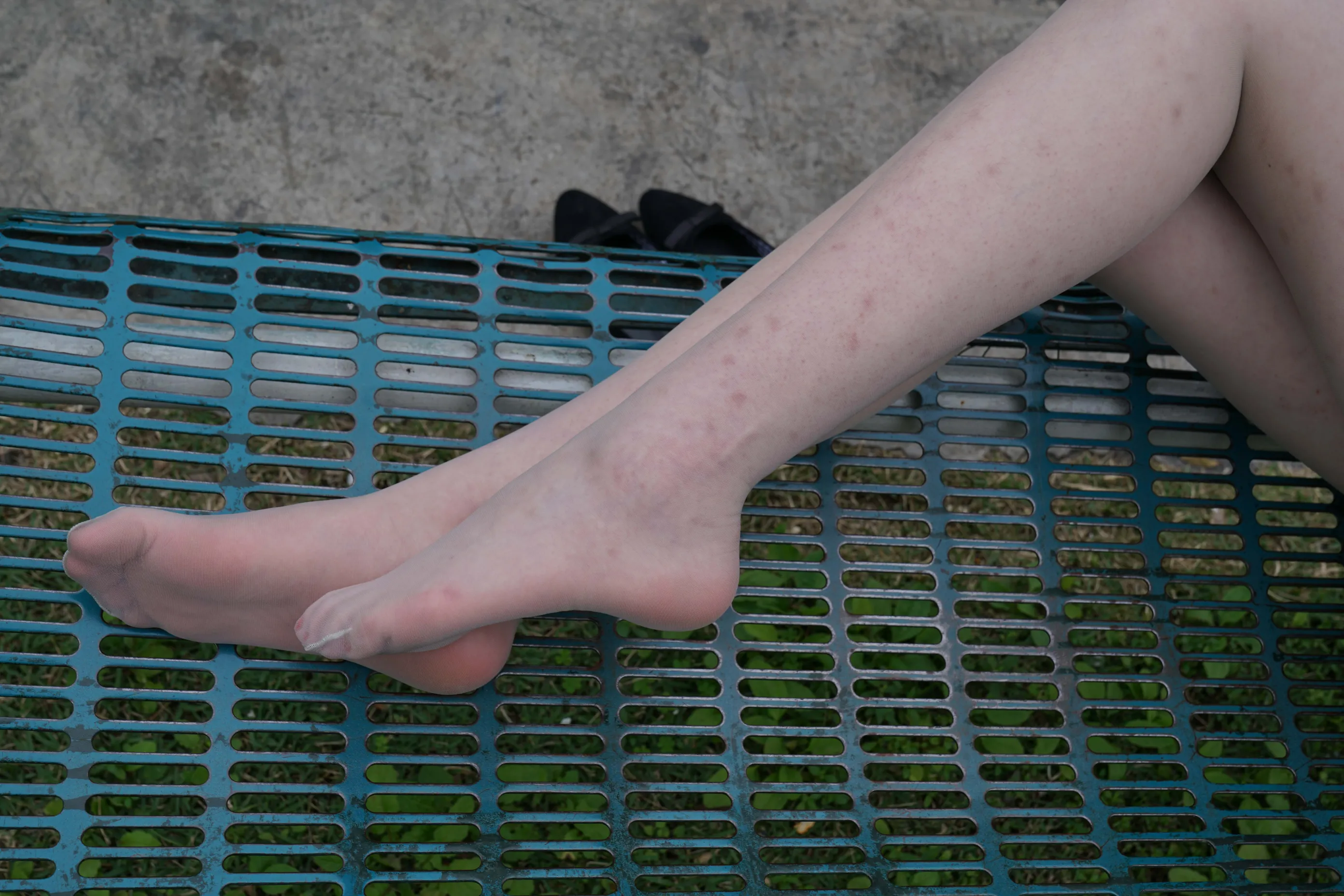 [Mzsock] NO.022 Xiao Zhang picks up a conversation with a high school student in the park and takes a direct photo of her silky feet street photography#[58P]-53